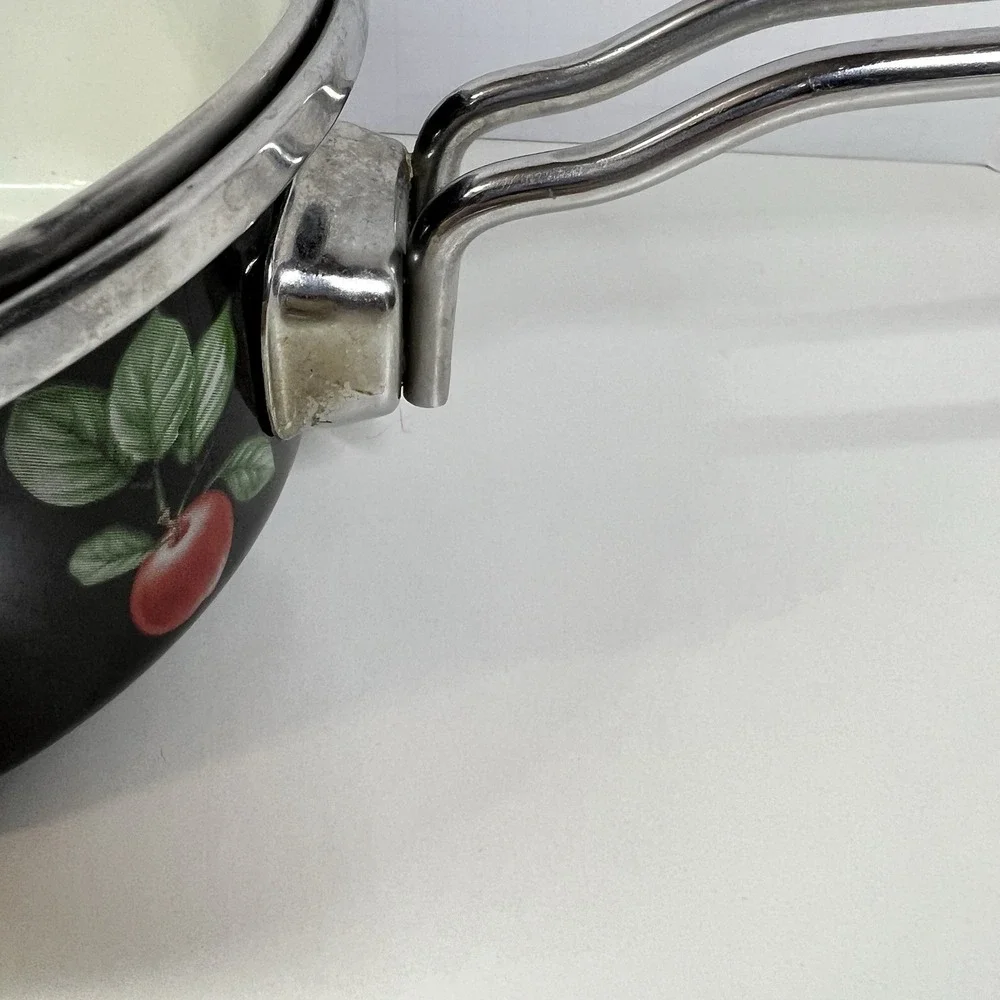 Vintage Ginnys Enamel Pan and 2 Bowls Apples Red Black Lot of 3‎ Movie Prop